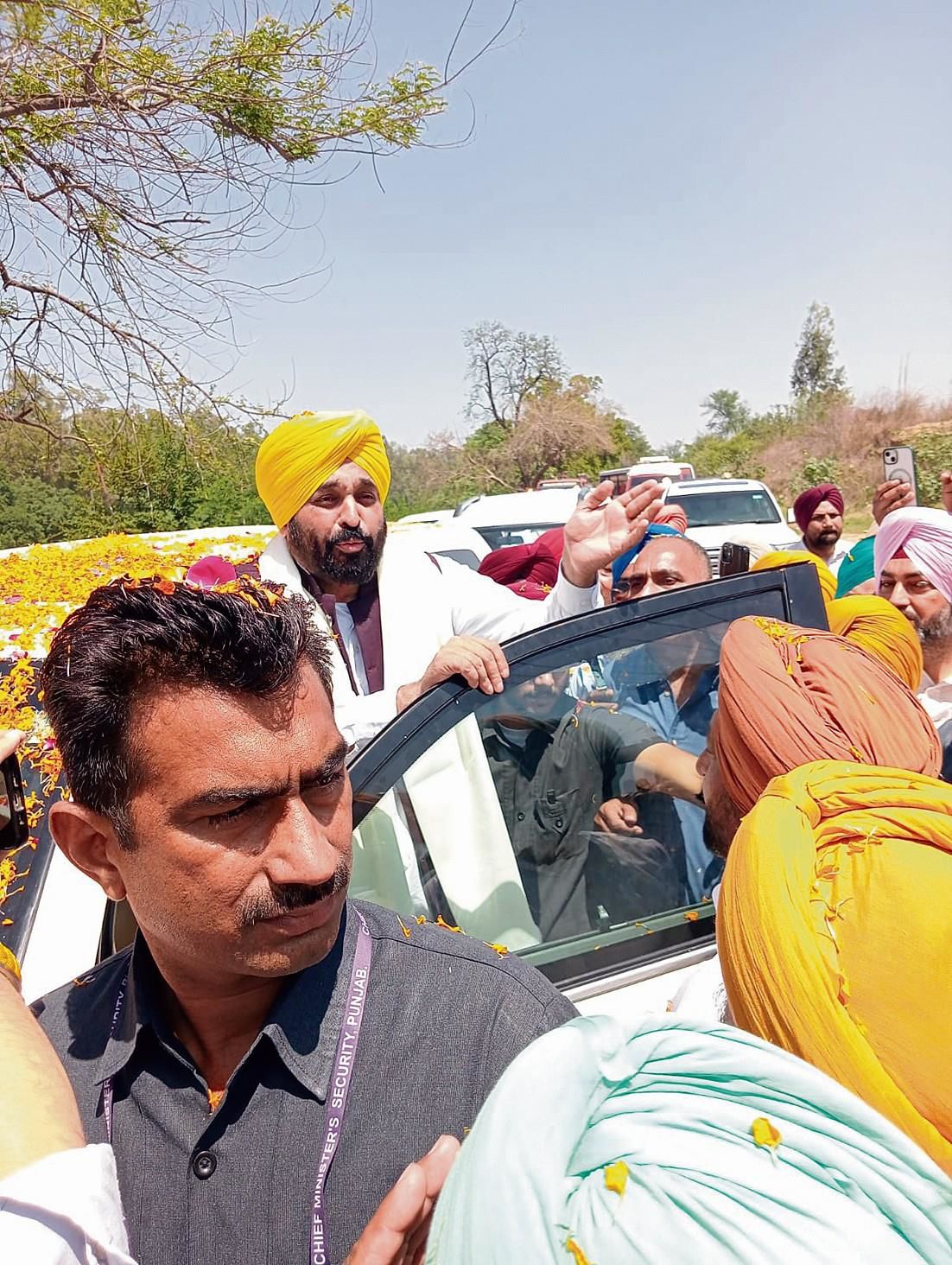 CM’s pitstops on way to Moga enthuse workers