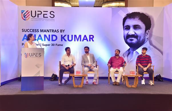 Anand Kumar shares success mantras with aspiring engineers in Lucknow