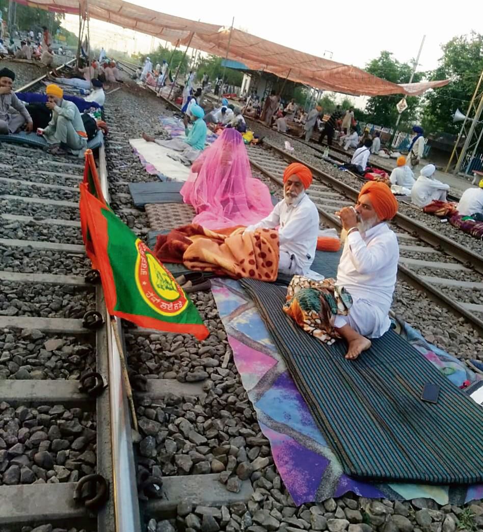 ‘Rail roko’ continues near Shambhu, farmers to hold panchayat on April 22