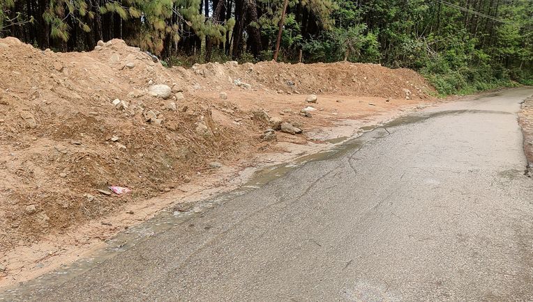 Roadside dumping of debris goes unchecked in Palampur