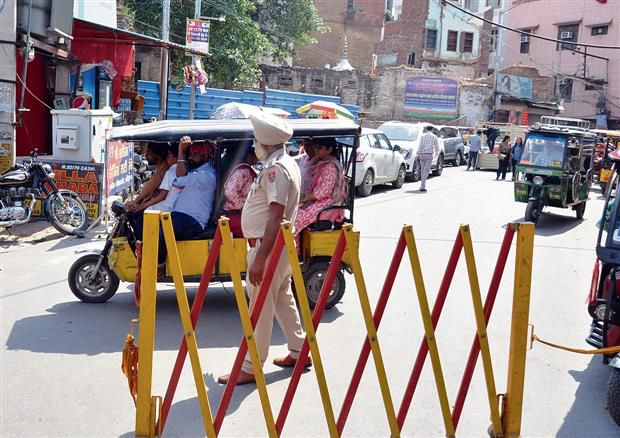 Traffic cops restrict movement of e-rickshaws in various streets leading to Golden Temple, Amritsar