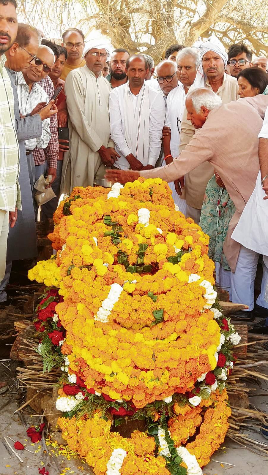Last rites of ex-DGP Ajit Singh Bhatotia performed in Rewari