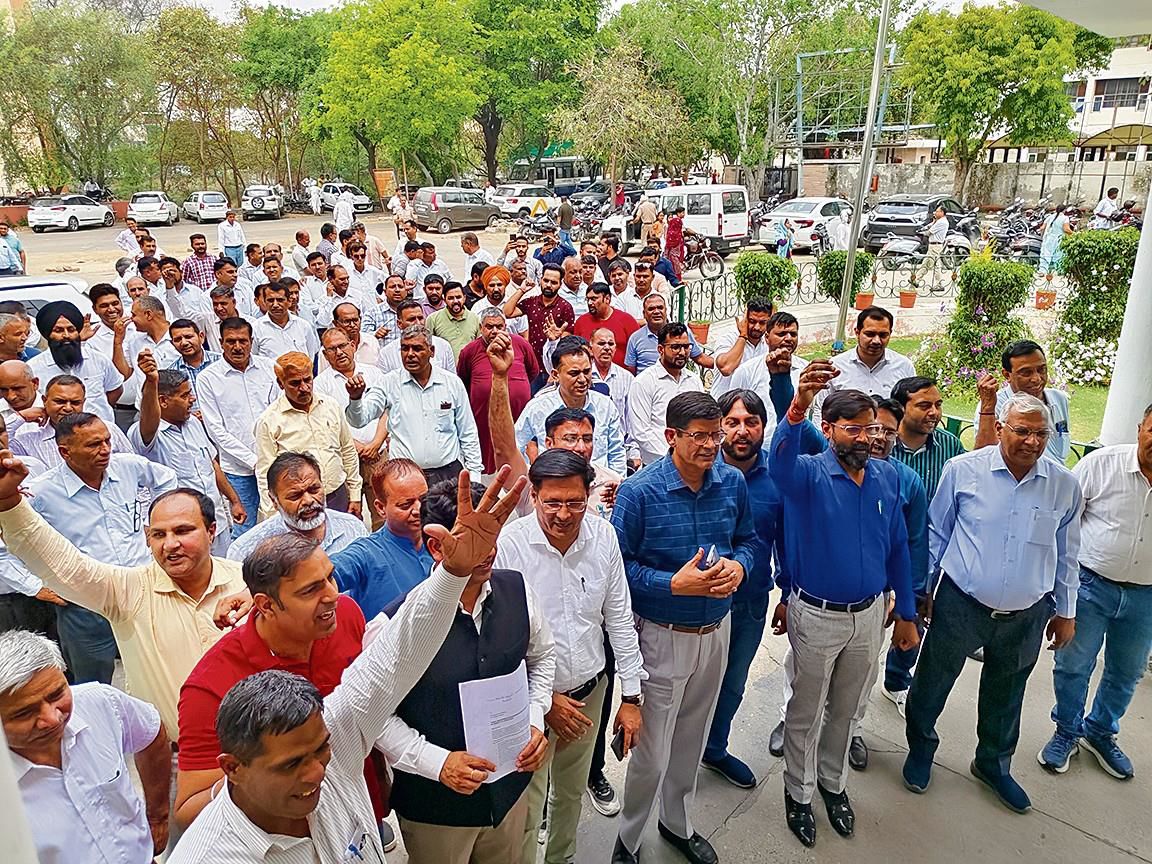 Private school owners in Kaithal protest action on buses