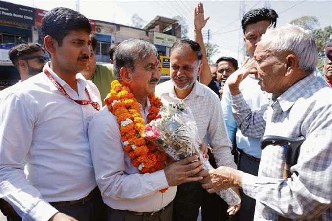 Ex-BJP chief Rakesh Thakur, now in Congress, vows defeat of turncoat Rajinder Rana