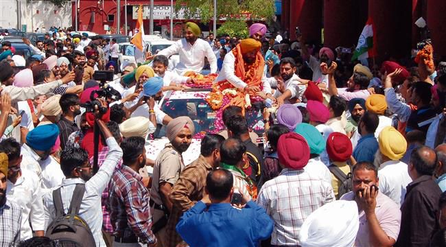 Amritsar: After getting Congress ticket, Gurjeet Singh Aujla gets a rousing welcome on arrival from Delhi