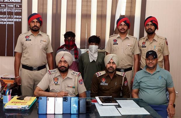 Two thieves held, 6 mobiles recovered