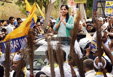 Kejriwal’s wife Sunita holds inaugural poll roadshow