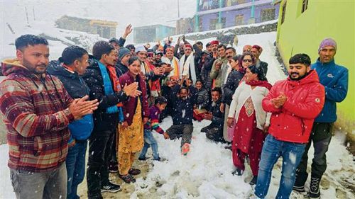 Snowfall, bad weather hit campaigning in tribal areas