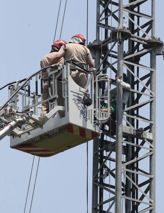 Protesting Tamil Nadu farmers climb mobile tower in Delhi’s Jantar Mantar