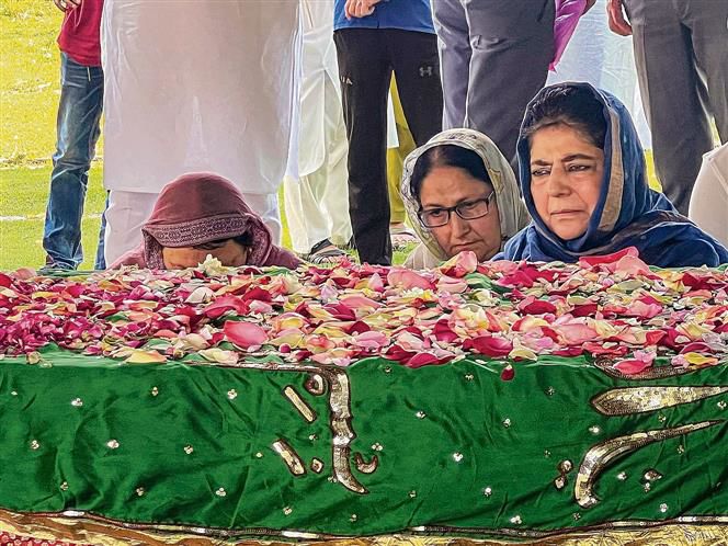 Ahead of polling, Mehbooba Mufti seeks ‘strength’ at father’s grave