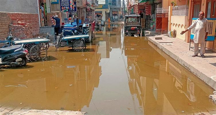 Sewerage system collapses, dirty water floods Hisar street