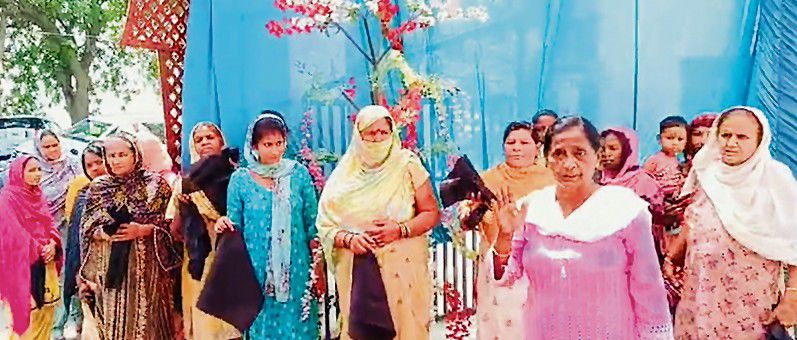 Phillaur: Opposing ticket to Charanjit Singh Channi, women workers stage protest
