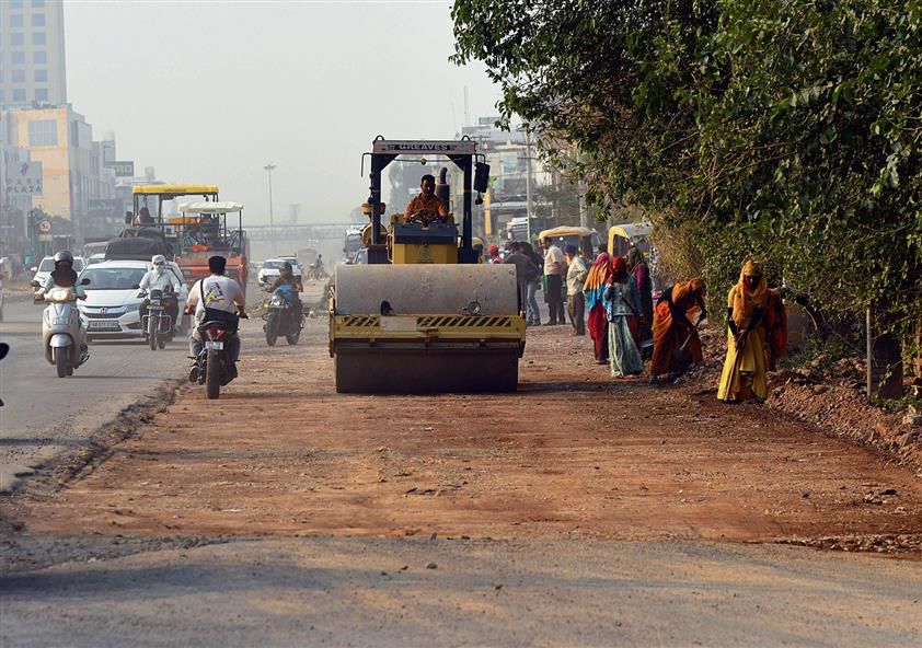 Zirakpur: Road work begins at Singhpura chowk