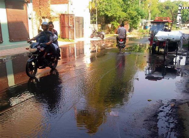 Blocked sewer inconveniences residents, commuters