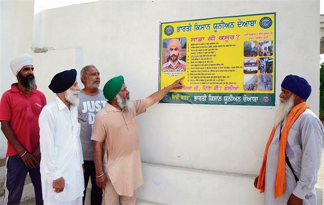 Jalandhar: Farmer unions put up pamphlets with posers to BJP leaders in villages