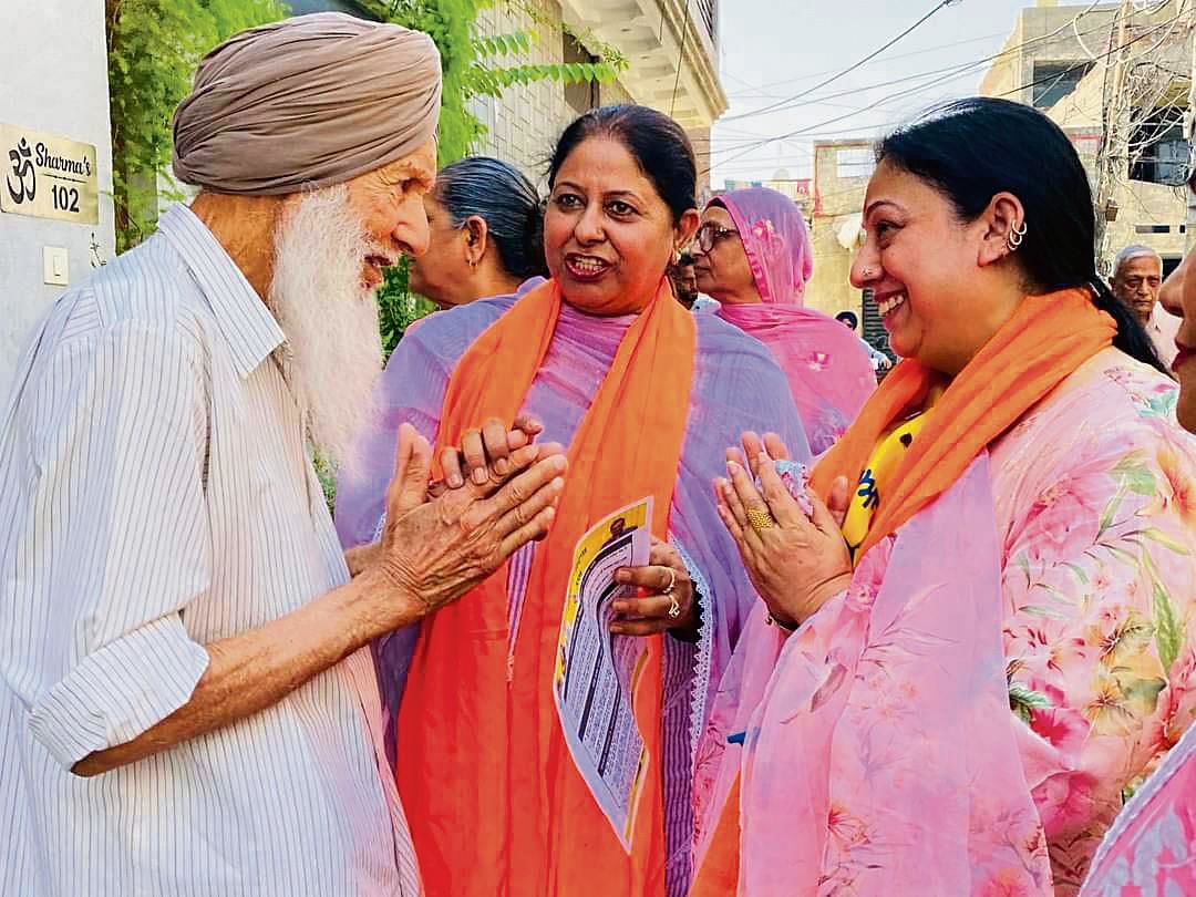 Ashok Parashar’s wife, MLA Chhina hold door-to-door campaign seeking votes