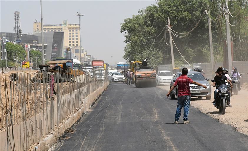 Zirakpur: Work on carpeting of service lane at Singhpura chowk gets underway