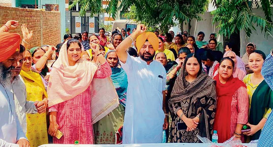 AAP candidate’s wife seeks votes in Sahnewal, blames Congress, SAD for neglecting Punjab