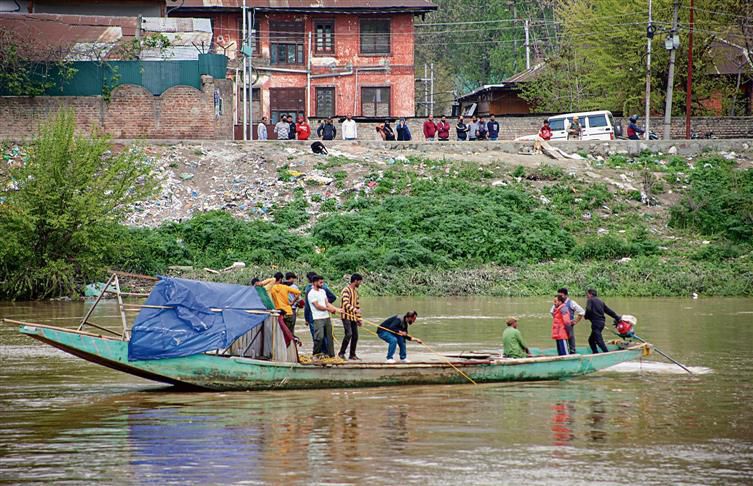 Boat capsizes in J-K’s Pulwama, 2 persons missing