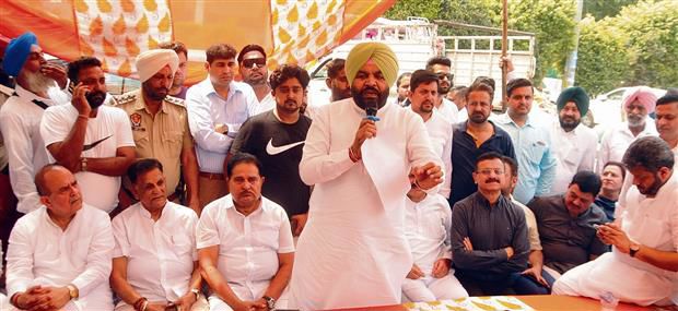 Congress protests over civic issues outside Amritsar municipal corporation office