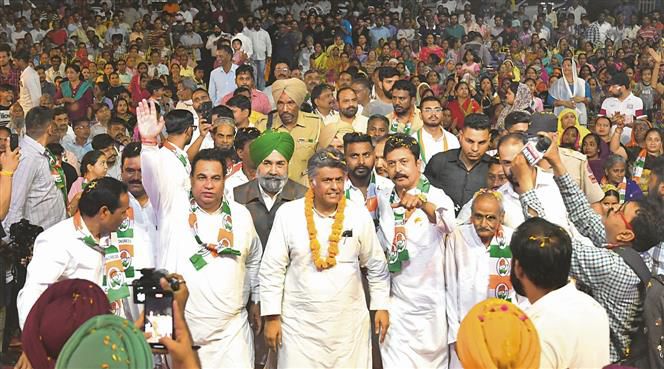 Disgruntled Chandigarh Congress leaders back Manish Tewari, Pawan Kumar Bansal skips meet