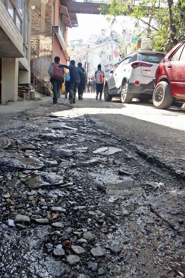 Potholes on Dhalli-Koti road give bumpy ride to locals