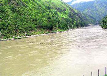 Tourist from Madhya Pradesh's Reva washes away in Beas river near Manali, another missing