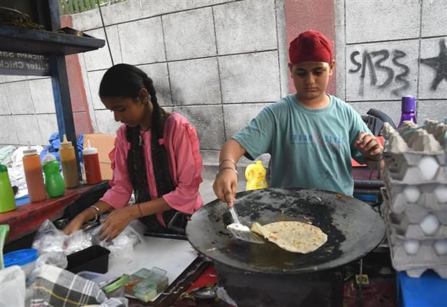 10-year-old Delhi boy runs food cart to support family after father’s death; businessman offers help