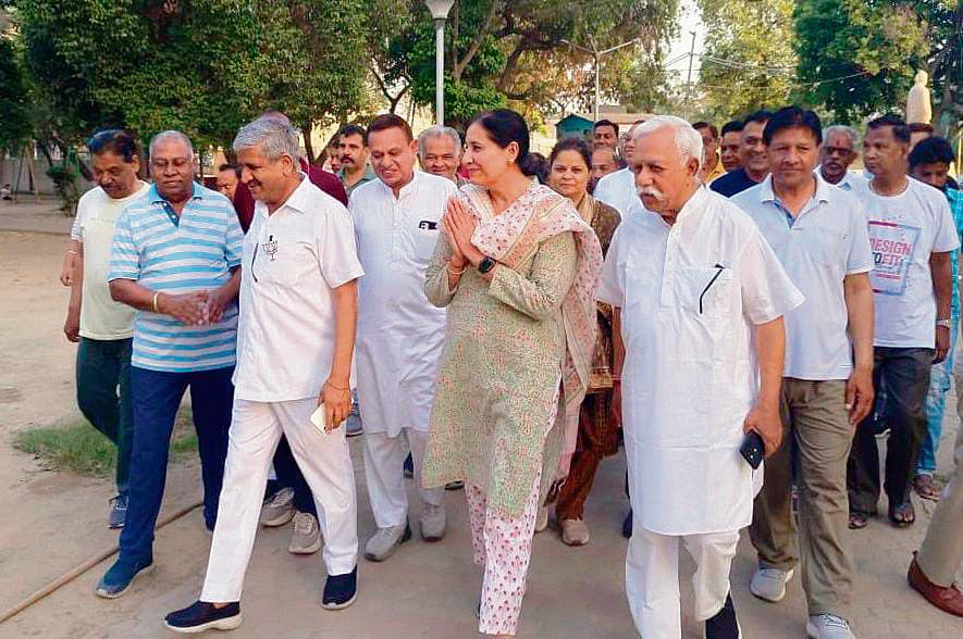 Bathinda: Beating the heat, candidates begin morning walk to reach out to voters