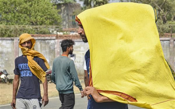 25 poll personnel among 40 dead as intense heatwave grips large swathes of India