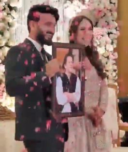 Pakistani groom gifts bride Imran Khan’s photo as wedding present, video goes viral