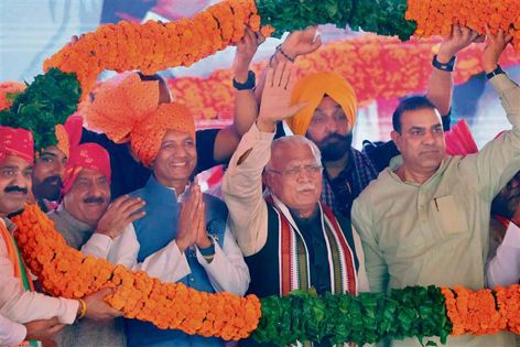 AAP leaders betrayed activist Anna Hazare, says Khattar
