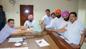 After paying obeisance at Golden Temple, Gurjeet Singh Aujla files nomination for Lok Sabha seat