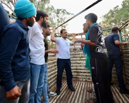 Rahul Gandhi climbs a tempo-trailer, leads discussion on employment and income with youngsters