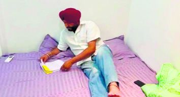 Dislodged from govt bungalow,  Bittu spends night at party office
