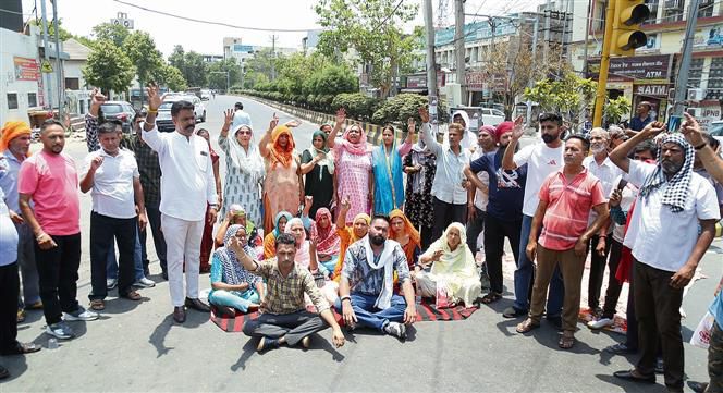 Jalandhar residents protest dirty water supply, overflowing sewage
