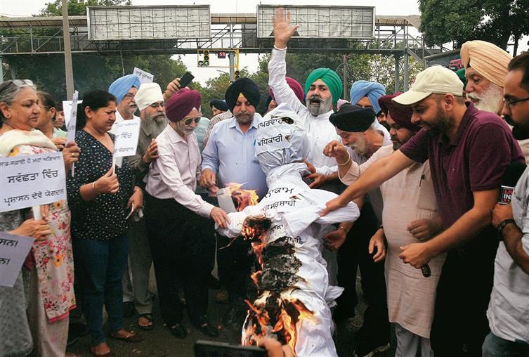 Mohali Dy Mayor, councillors protest stalemate over dumping of garbage