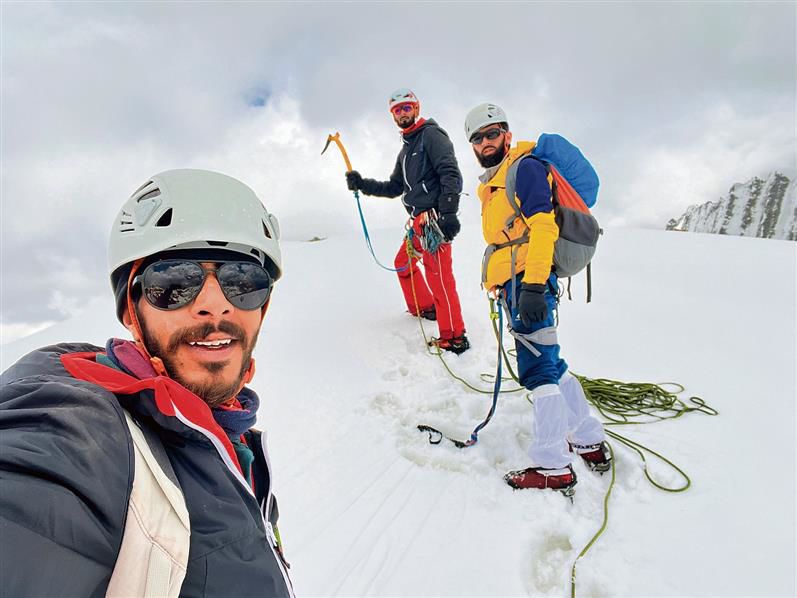 Three Kashmiri climbers conquer deadly glacier in Sonamarg