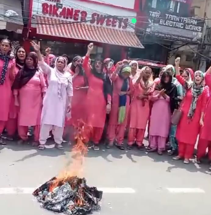 ASHA workers burn effigy  of CM Mann