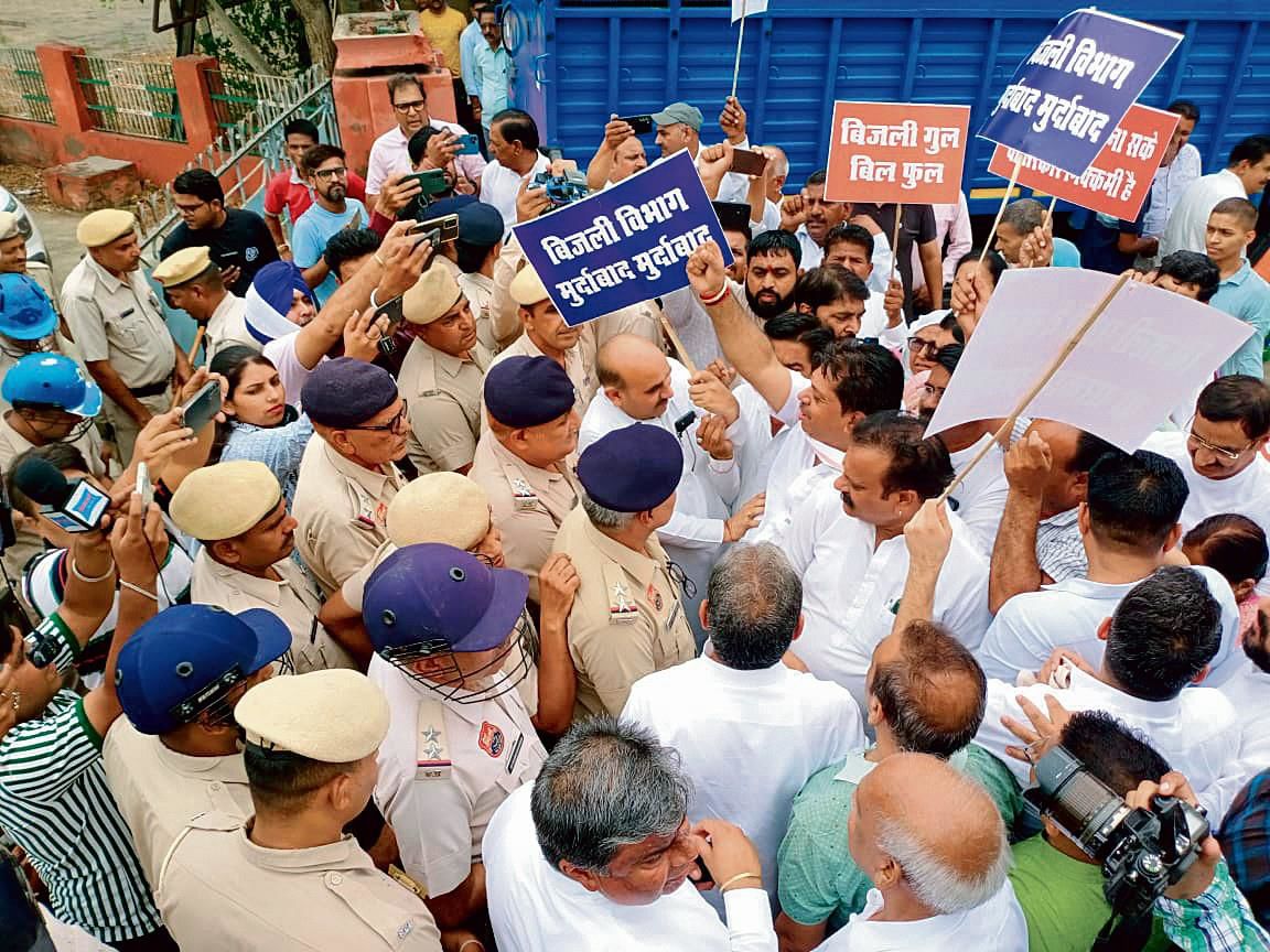 Sirsa: Congress protests frequent power outages