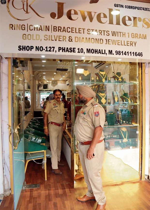 Two rob Mohali jeweller of 100 gram gold, cash