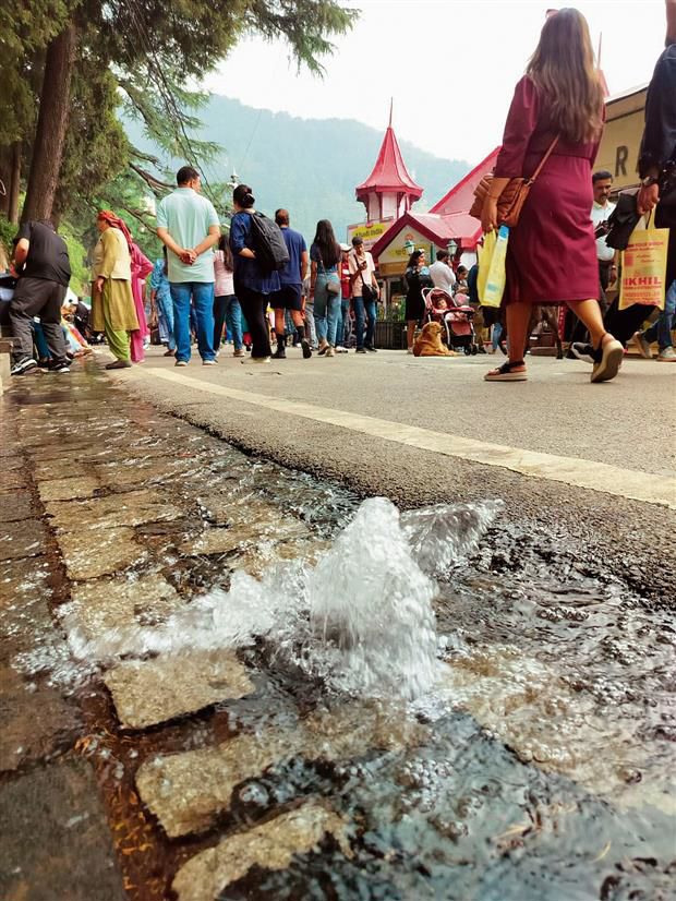 Shimla: Water wastage at The Mall