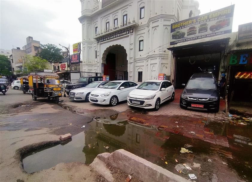 Stagnant sewer water outside market near Golden Temple irks traders, visitors