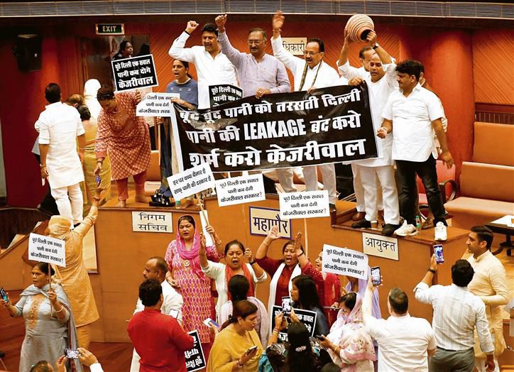 Uproar in MCD House over water crisis, drain desilting