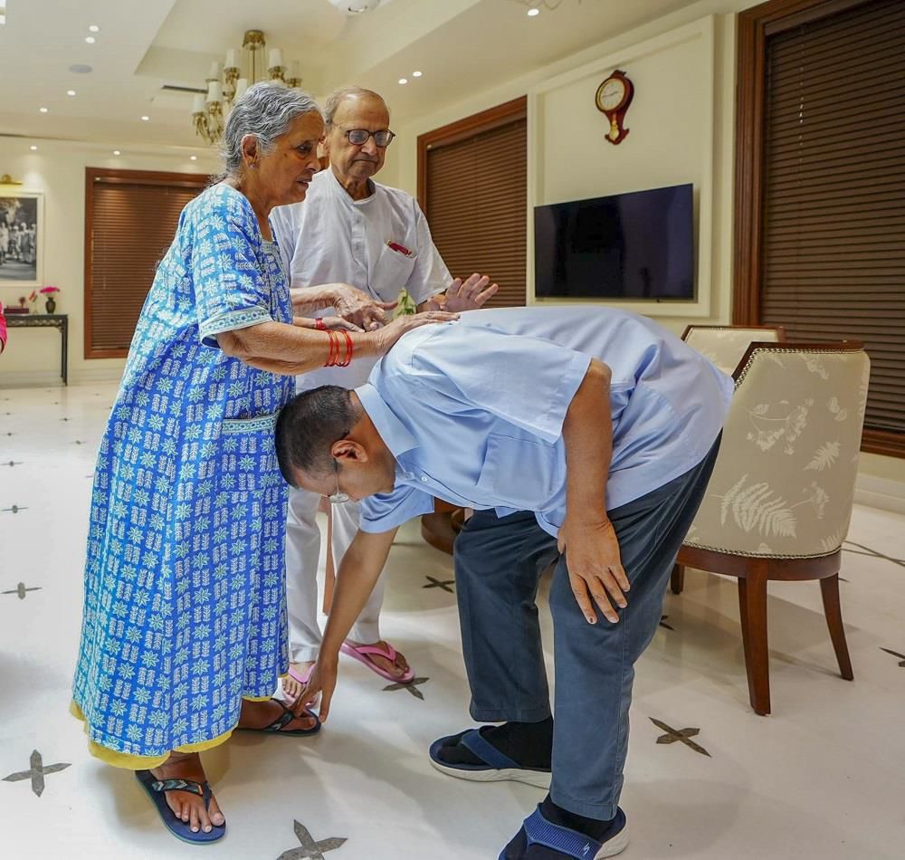 Arvind Kejriwal hugs children, touches parents’ feet before leaving for Tihar jail