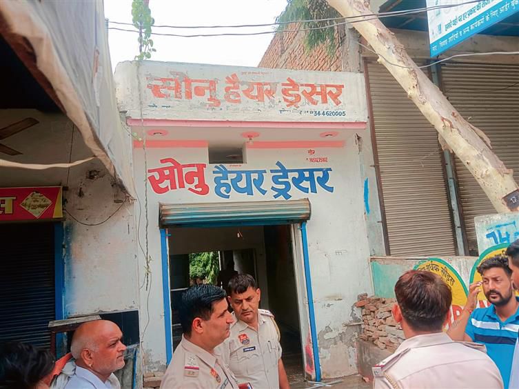 Anti-drug drive by Sirsa police: Illegal shop of father-son peddlers razed