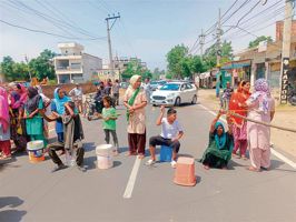 Residents of Kot Sadik block road over lack of water supply