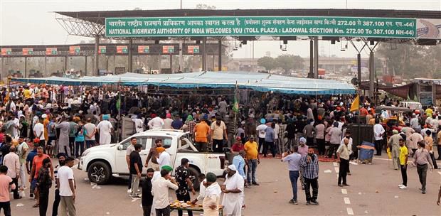 Farmer unions shut Ladhowal toll plaza booths, lift dharna