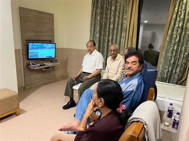 Shatrughan Sinha shares pictures from hospital: “Away from controversy created by social media”