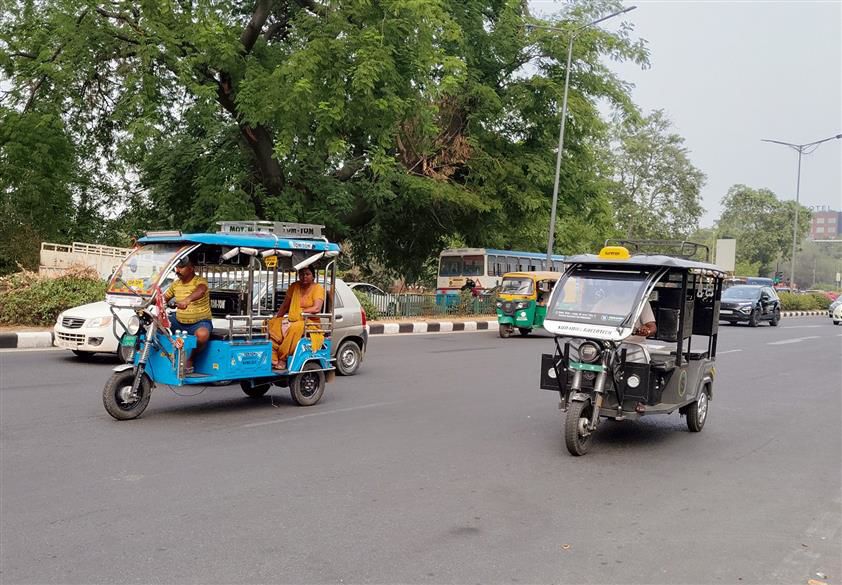 Chandigarh Administration may ban e-rickshaws on Madhya, Dakshin Marg